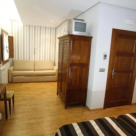 Hostal Rey Pedro I Santo Domingo De La Calzada Exterior photo